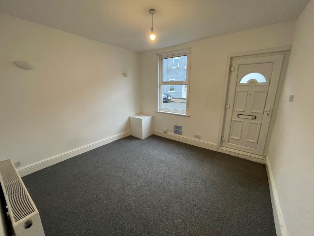 Lot: 59 - TWO-BEDROOM MID-TERRACE HOUSE - Living room